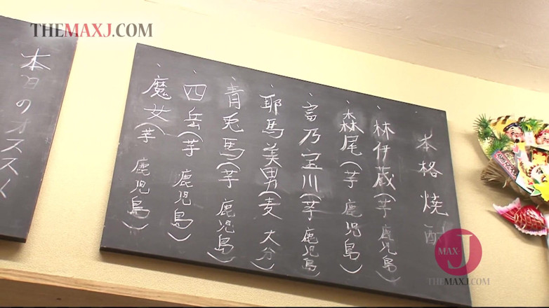 Asian happy ending: 可爱的日本女服务员抽干大鸡巴 - 第1部分