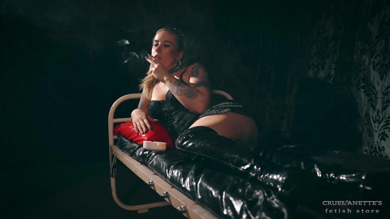 Cruel Anettes fetish world: Fumando em lingerie preta