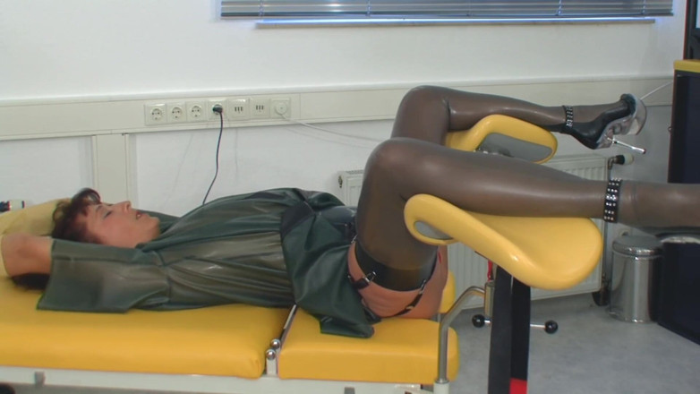 Rubber & Clinic Studio - 1ATOYS: Enema especial - preenchendo as luvas dentro do asscunt