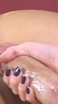 Deux jolies filles partagent une énorme bite aiment la sodomie et l'échange de sperme