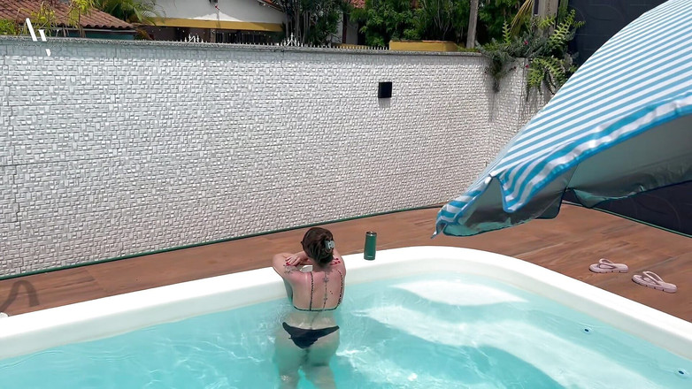 Allureveil: पूल में एक दिन का आनंद ले रहे हैं और जब तक मैं वीर्य नहीं निकालता तब तक चुदाई कर रहा हूं। मजा लें