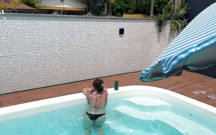 Allure Veil: Havuzda bir günün tadını çıkarıyor ve boşalana kadar sikişiyorum. tadını çıkarın