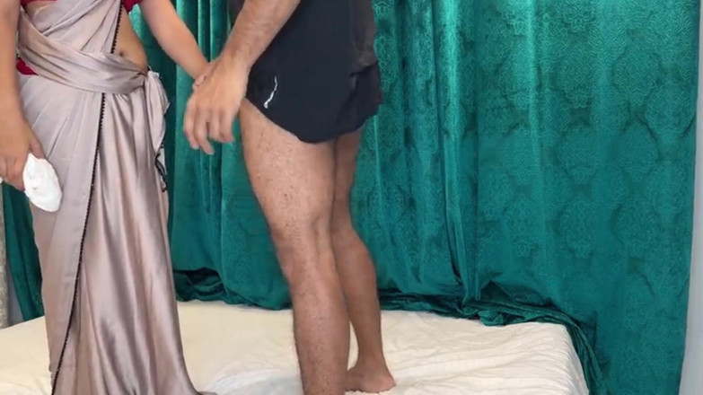 Nisha bhabhi ki chudai: 印度年轻的继妹与继兄弟啪