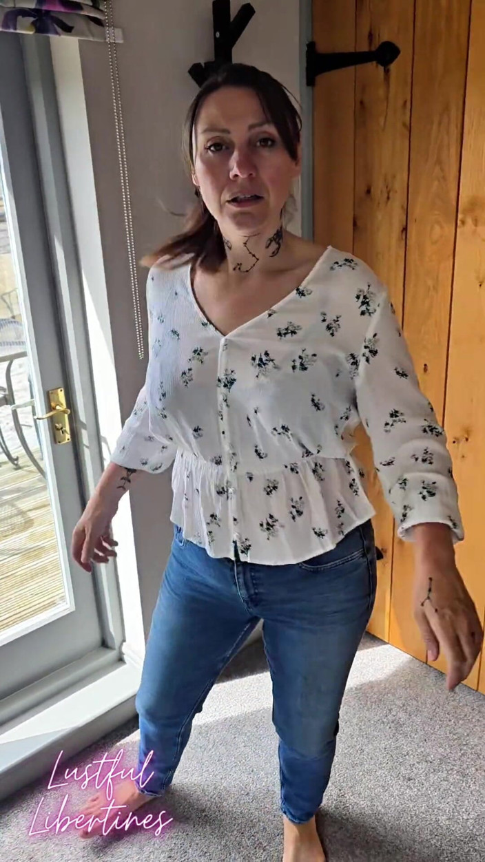 Lustful Libertines: Ho sorpreso il mio fratellastro pervertito a masturbarmi mentre mi...