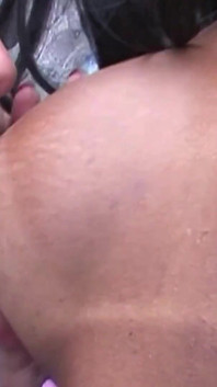 Două transsexuale cu țâțe foarte mari se fut reciproc, este minunat să te uiți la ei sugându-și pulele mari
