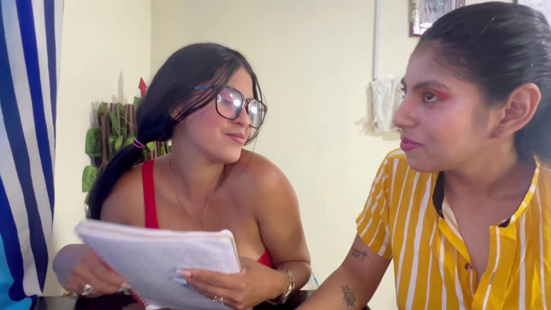 Lady: Velho verde pervertido fode os dois estudantes universitários lésbicos
