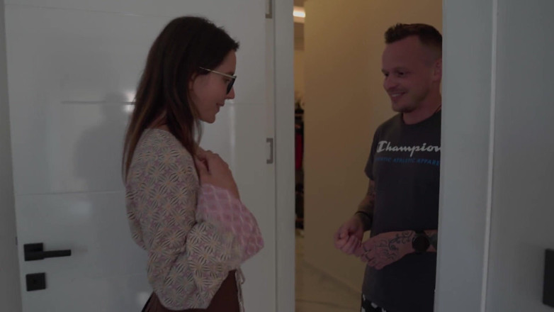 Ghomestory: Přátelé si objednali pizzu, pro sex s kurýrem!