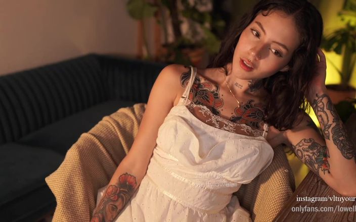 Effy Loweell studio: Красива модель з гарним обличчям у білій сукні показує свою ідеальну дупу раком для вас