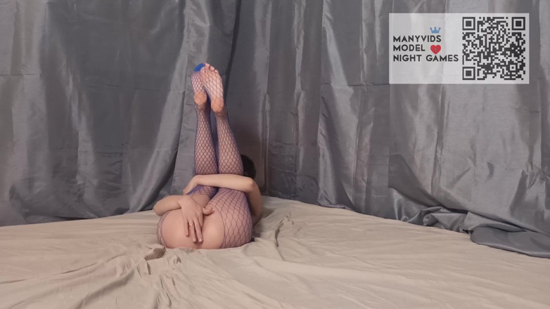 Night Games: Hezká žena prsty si udělá sperma
