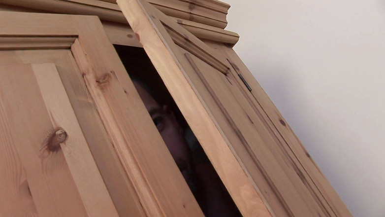 Babe Stars: Kočička se štíhlým tělem leží na gauči a nechá muže, aby...