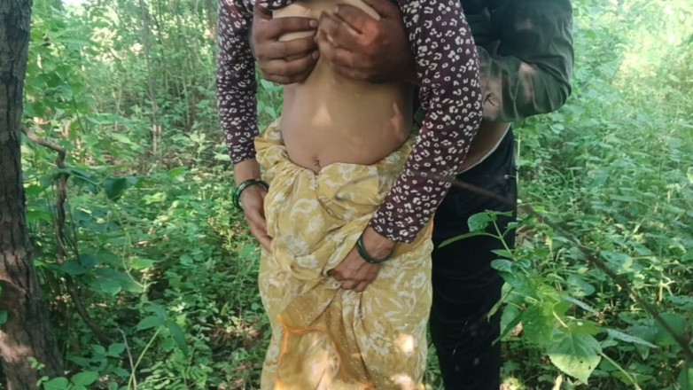 seema: Bhabhi Jangal Mi Akeli Mili Aur Boobs Nikala Bhabhi Ka