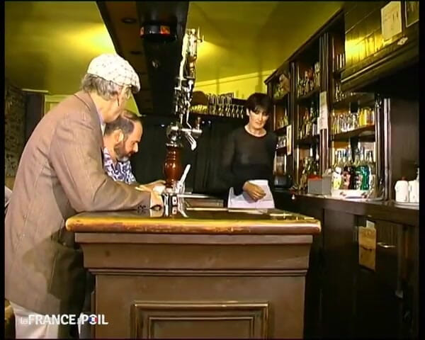 Rue Chaude: Carole, bos bar, di-di apron putih kecilnya!