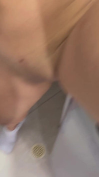 I genitori della mia ragazza erano nella stanza accanto, ma non abbiamo resistito all'impulso.