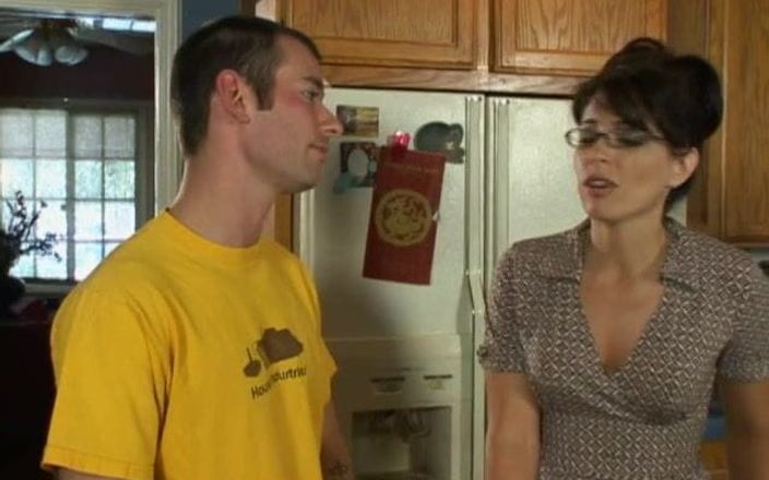 My MILF: Gözlüklü şehvetli esmer orta yaşlı seksi kadın komşunun mutfağında baştan çıkarıyor