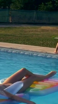 Rubia tetona obtiene semen en la boca mientras folla en la piscina