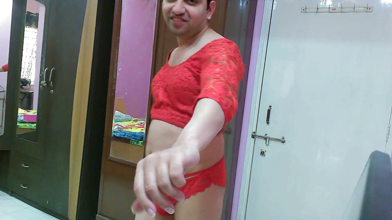 Cute & Nude Crossdresser: Simpatica sissy travestito femboy sweet Lecca-lecca in un top di...