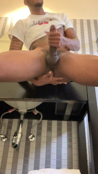 Bbc esborra con un grosso seme in bagno