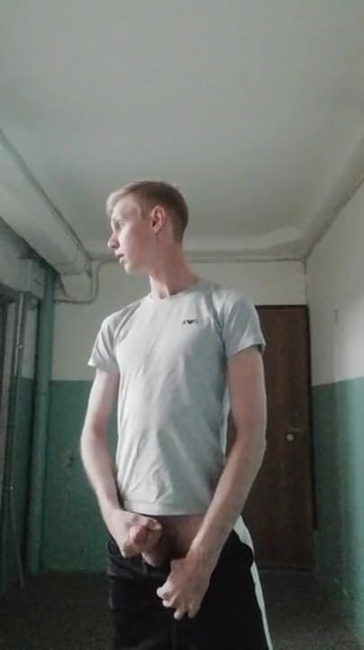 Dick Boys Studio: A decis să se masturbeze la intrare