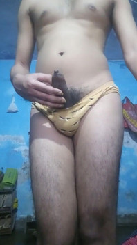 Femboy indian excitat cu pulă care se masturbează și se mângâie în chiloții surorii vitrege până la spermă