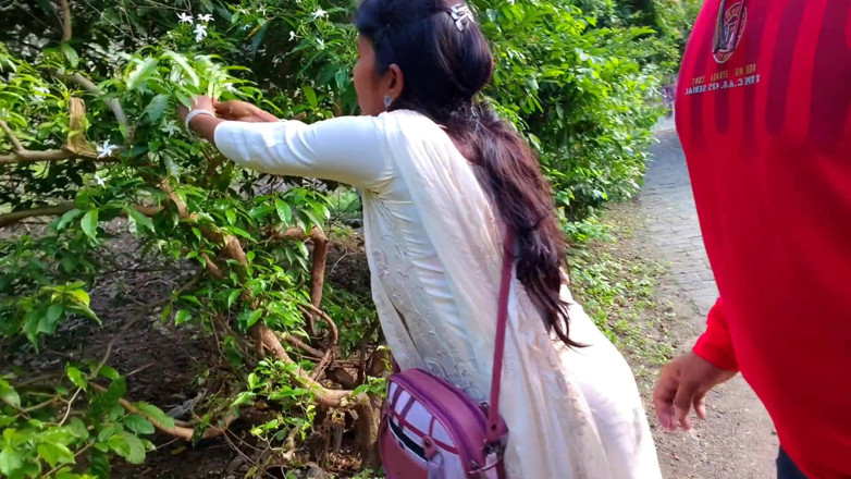 Premi pooja: Área da floresta- turister, lugar desconhecido, garota desconhecida me chamou...