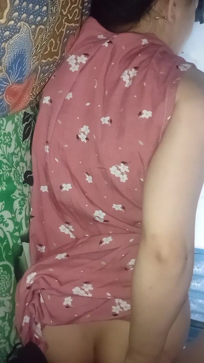Famly sex: 여전히 열정적 인 안구로 의붓 형제의 보지를 즐기고 있습니다.