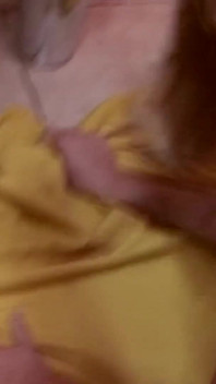 Baştan çıkarıcı genç kız arkadaşının amını yalıyor ve dildo yapıyor
