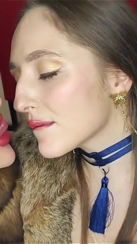 Zwei wunderschöne mädchen probieren teure Luxus-Pelzmantel und Python-Lederstiefel an