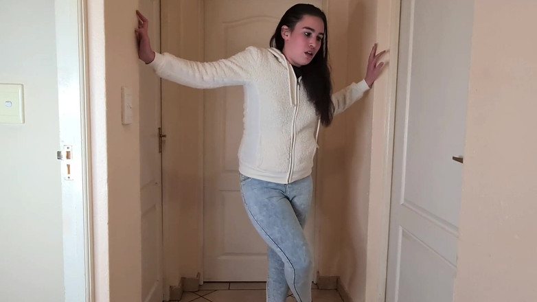 domslutfucker: 黑发荡妇急需撒尿，在她的蓝色牛仔裤里撒尿