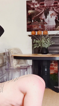 Doppio ballbusting al cottage di dominazione femminile uk