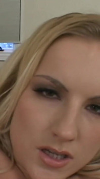 Blonde geile slet geniet ervan om seks te hebben met een grote harde pik