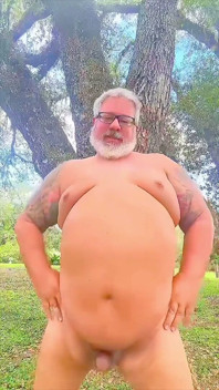 Vahşi Doğada Çıplak Dans Eden Ayı Deliğini Gösteriyor