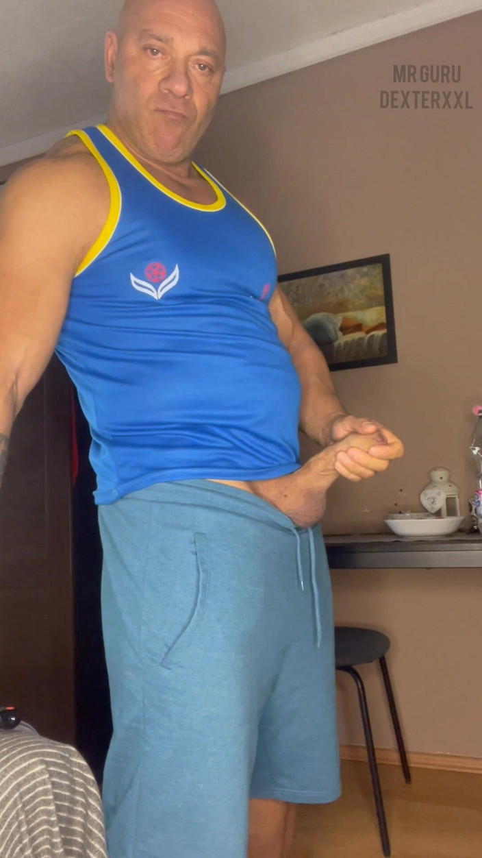 Mr. Guru: Gay Bodybuilder Pornstar Wank w domu