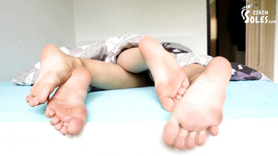 Czech Soles - foot fetish content: ベッドでセクシーな裸足を崇拝する2人のレズビアン
