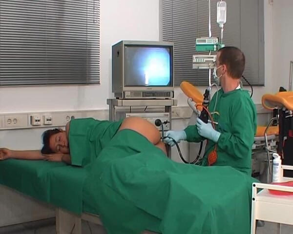 Rubber & Clinic Studio - 1ATOYS: Fetiș ginecologică - examen anal de colonoscopie