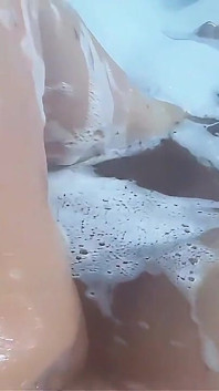 エロティカ、ドイツのぽっちゃりミルフが浴槽にいる