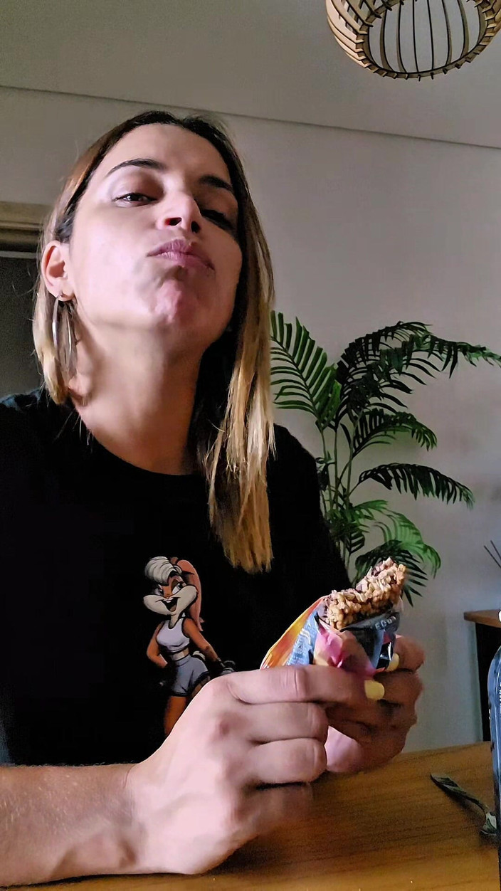 Young big apple: 포르노 영상 찍고 룸메이트랑 간식을 먹었어요!