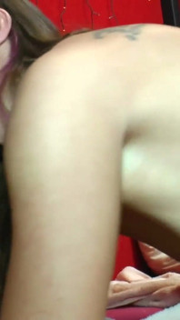 Zralá děvka a nadržené holky šukají v hardcore orgii