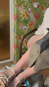 Mulher de negócios cansada relaxa os pés nele, mostra seus sapatos sujos
