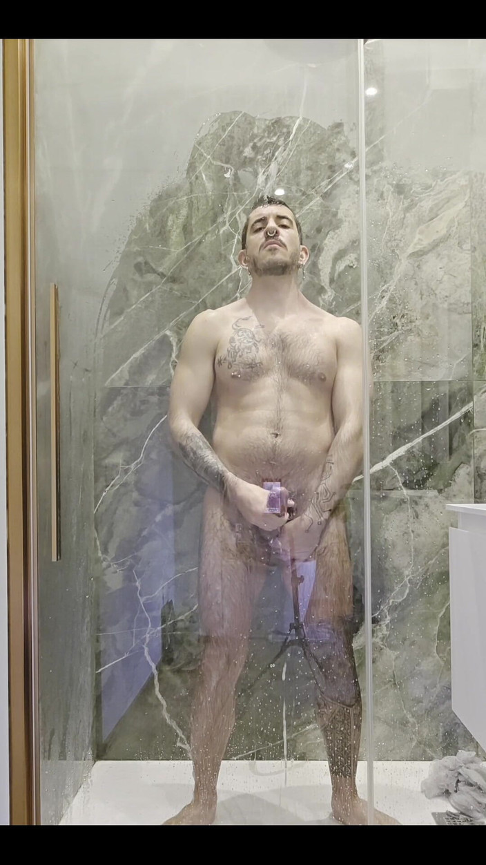 Max Xedephiro: Siapa Yang Mahu Sertai Saya Di Bilik Mandi?