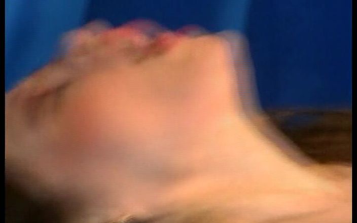 Enjoy German porn: Ošklivé německé děvky se navzájem prstují před trojkou šukání