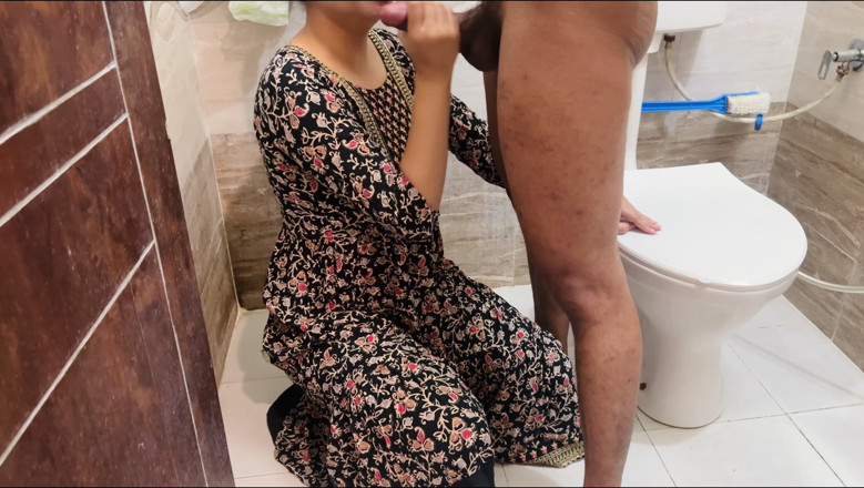 Hornycouple149: 새엄마의 비밀: 힌디어로 펠라로 변하는 머리 마사지