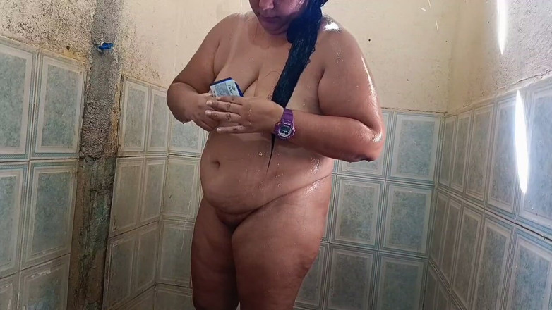 Adribella69: Baculatá dívka s velkým zadkem se pěkně koupe a chce...