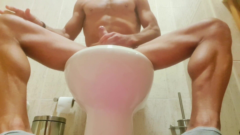 Hotsportfitboy: Masturbasi hot di toilet - coba jangan crot selama 6 menit