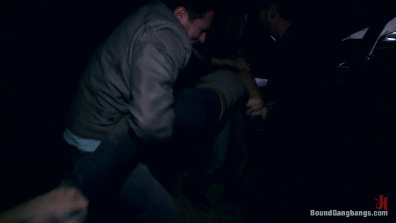 Bound Gang Bangs by Kink: Amatör ilk porno çekiminde çift anal seks yapıyor