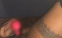 Dzaddy long strokes: Matură sexy negresă se dezbracă și face sex oral adânc în gât
