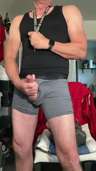 Jockdad87 gri iç çamaşırıyla bolca döl boşaltıyor