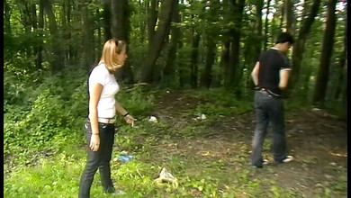 Femdom Austria: Schiaffi, calci al suo schiavo all'aperto