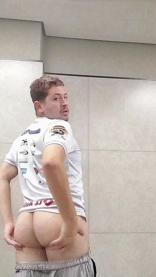 Marcosninfo: 我差点被那个在公共厕所炫耀的义警抓住