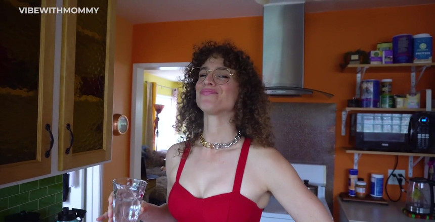 VibeWithMommy: 영국 JOI에서 내 소년을 사육하는 유태인 밀프! 영국에서 온 이 어린 소년에게 유태인 밀프 따먹히는 핫한 밀프.