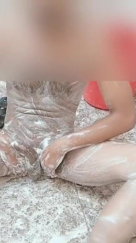 Złap przez Mojego sąsiada Bhabhi podczas nagiej kąpieli w otwartej sali.